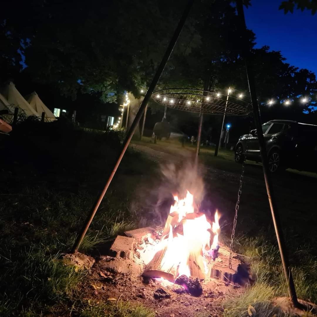 Bell Tent Glamping At Royal Victoria Country Park Campismo de Luxo 2*