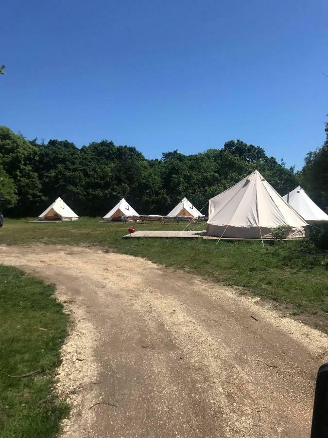 Bell Tent Glamping At Royal Victoria Country Park Campismo de Luxo